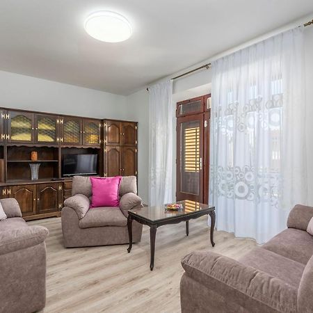 Apartment Lazzarich With Terrace Porec Bagian luar foto