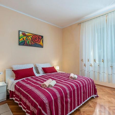 Apartment Lazzarich With Terrace Porec Bagian luar foto