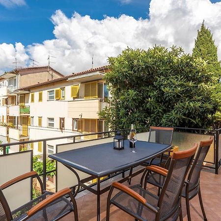 Apartment Lazzarich With Terrace Porec Bagian luar foto