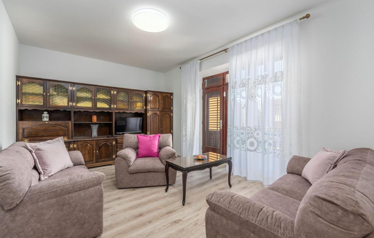 Apartment Lazzarich With Terrace Porec Bagian luar foto