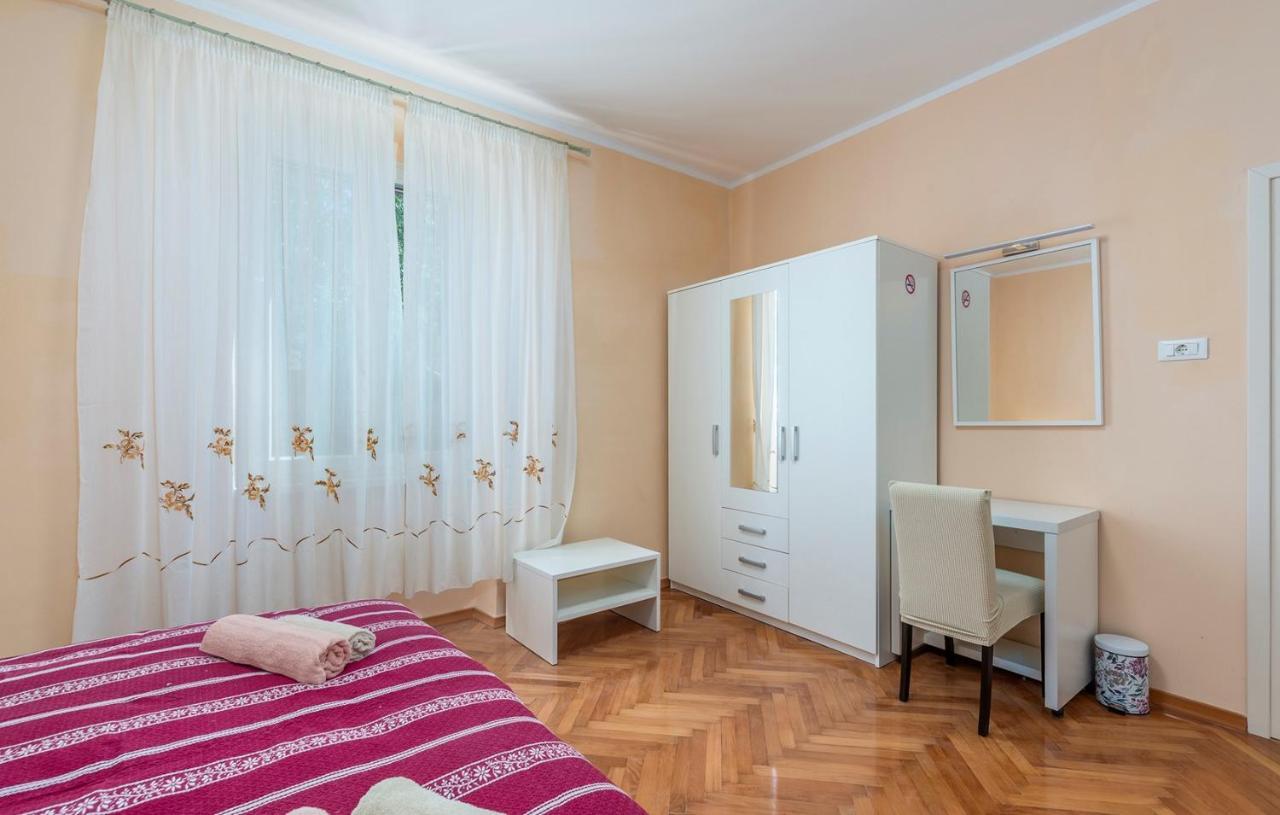 Apartment Lazzarich With Terrace Porec Bagian luar foto