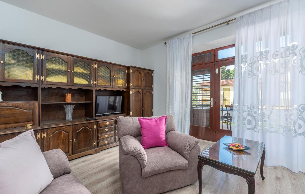 Apartment Lazzarich With Terrace Porec Bagian luar foto