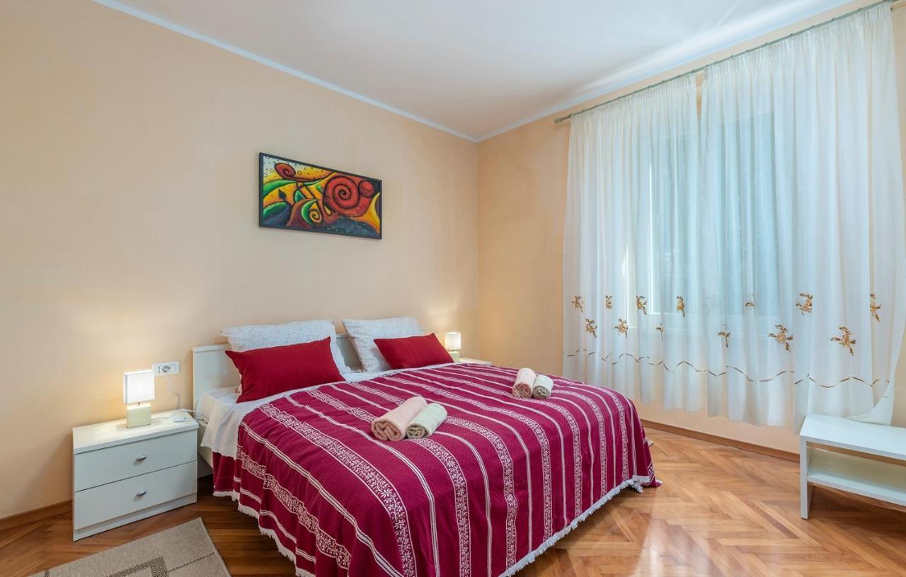 Apartment Lazzarich With Terrace Porec Bagian luar foto