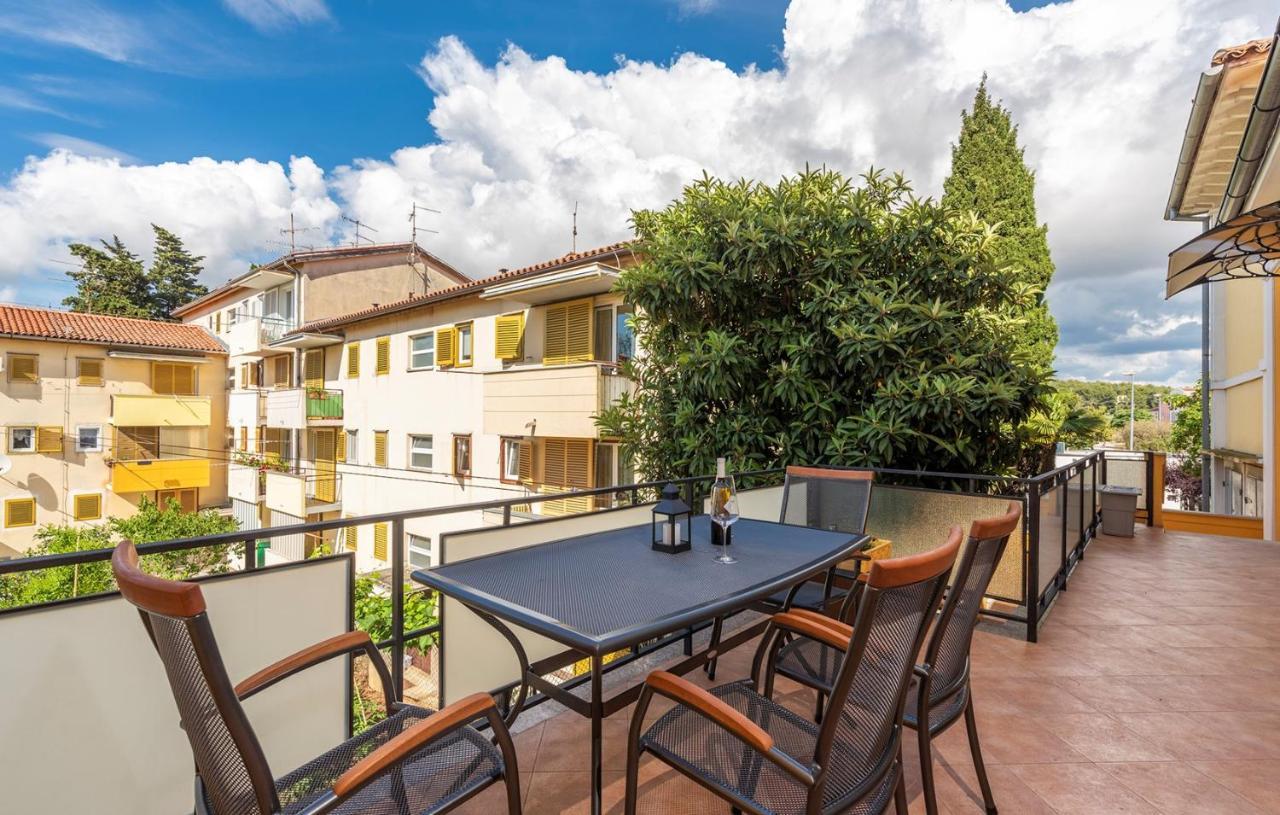 Apartment Lazzarich With Terrace Porec Bagian luar foto