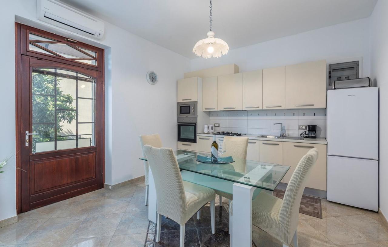 Apartment Lazzarich With Terrace Porec Bagian luar foto