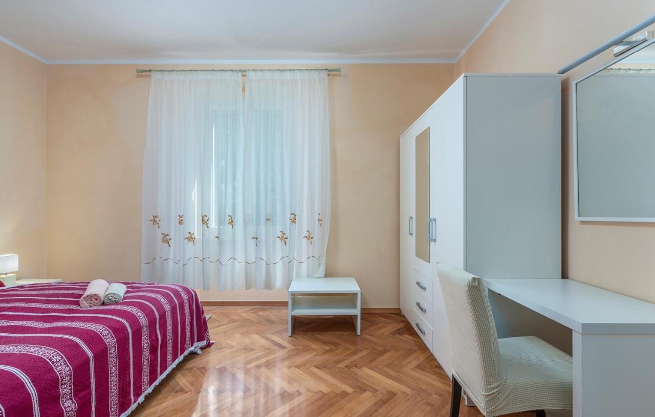 Apartment Lazzarich With Terrace Porec Bagian luar foto