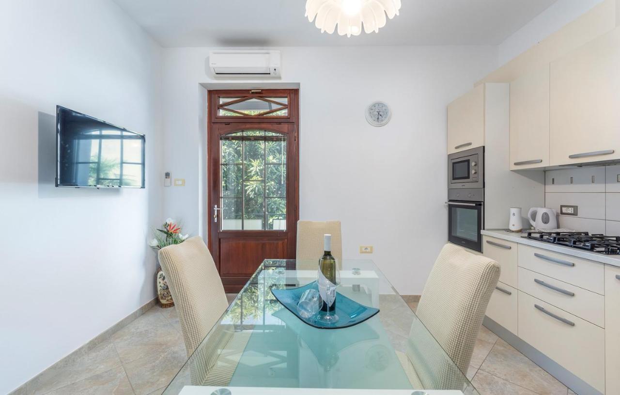 Apartment Lazzarich With Terrace Porec Bagian luar foto