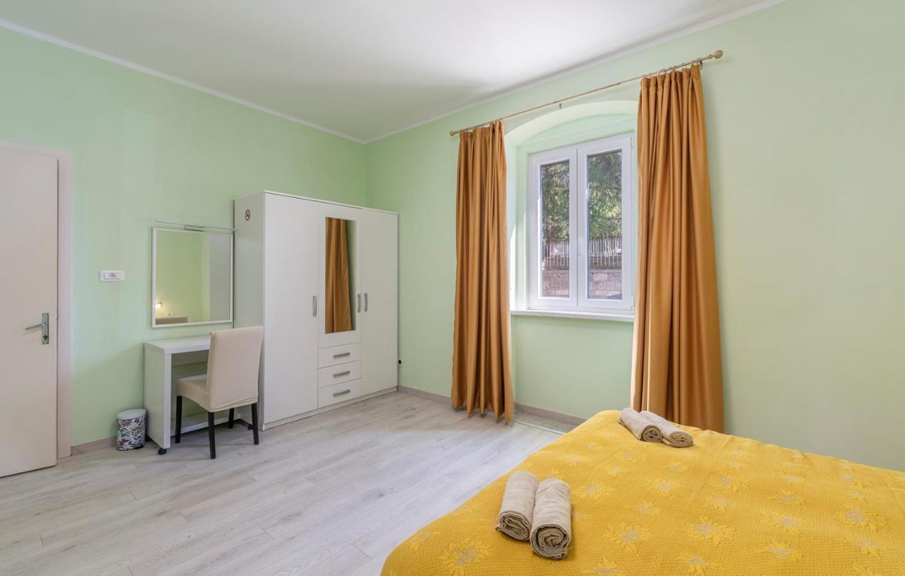 Apartment Lazzarich With Terrace Porec Bagian luar foto